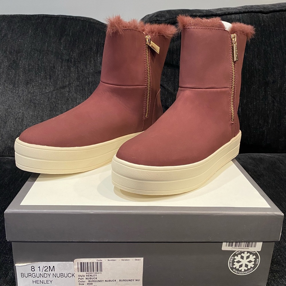 NIB J/SLIDES Henley Boot in BURGUNDY Nubuck